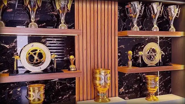 تصویری از جام های تیم فوتبال پرسپولیس