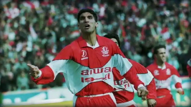 مهدی هاشمی نسب در لباس پرسپولیس بعد از گلزنی به استقلال