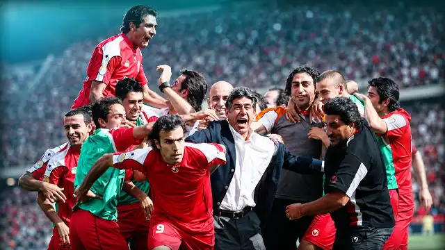 بازیکنان پرسپولیس و افشین قطبی پس از برد سپاهان و قهرمانی