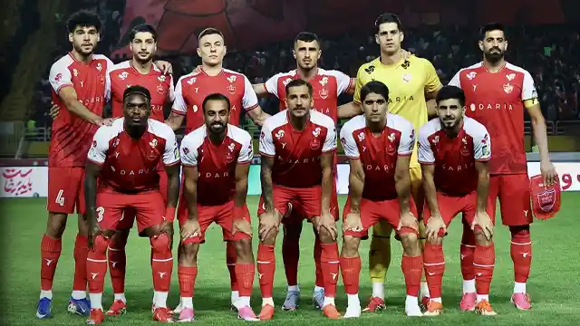 تیم پرسپولیس پیش از شروع دربی در اصفهان